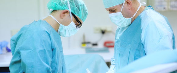 Dieses Bild zeigt Dr. med. Jon Jones und eine weitere Fachkraft bei der Arbeit in einem Operationssaal der Urologie.