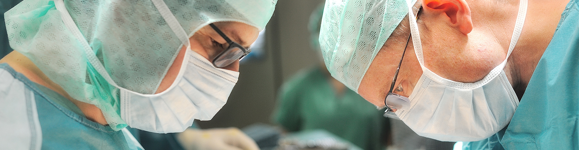 Dieses Bild zeigt zwei Ärzte der Allgemein- & Viszeralchirurgie während einer Operation.