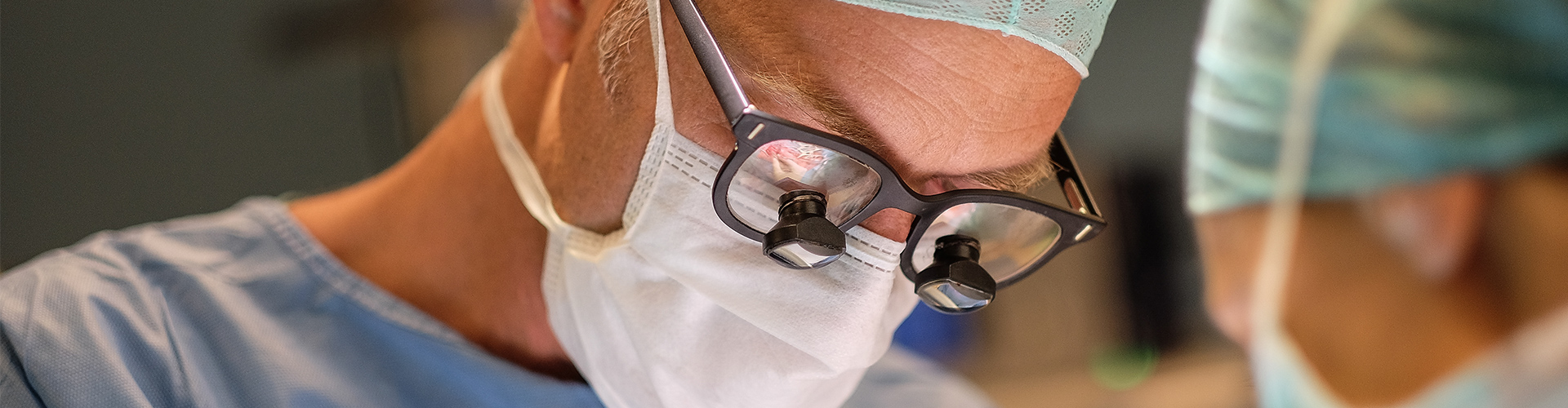 Dieses Bild zeigt Dr. Sasa-Marcel Maksan und eine weitere Fachkraft während einer Operation.