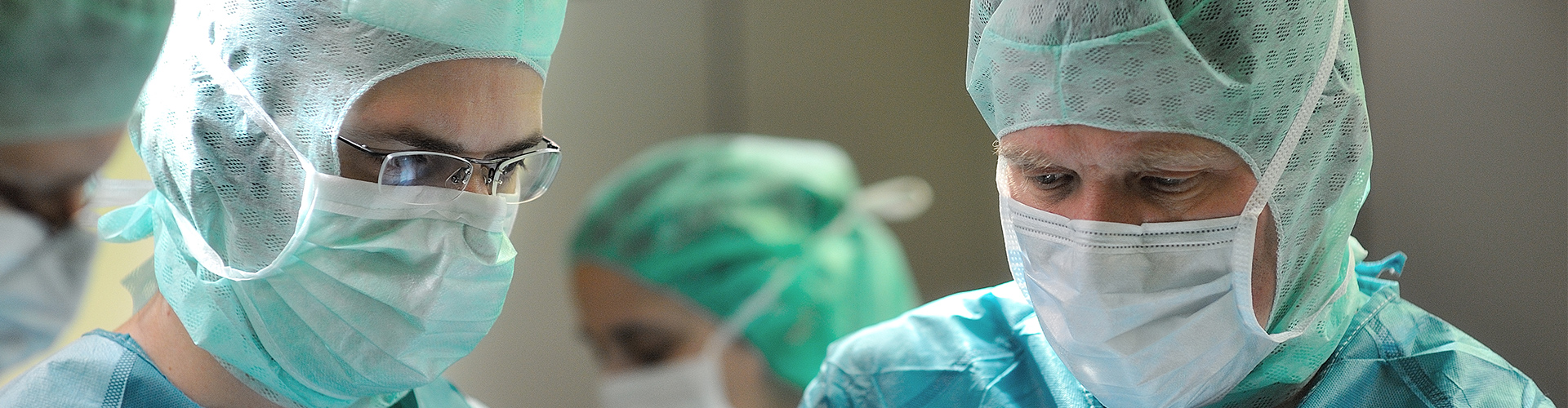 Dieses Bild zeigt zwei Fachkräfte des Traumazentrums bei der Arbeit in einem OP-Saal.