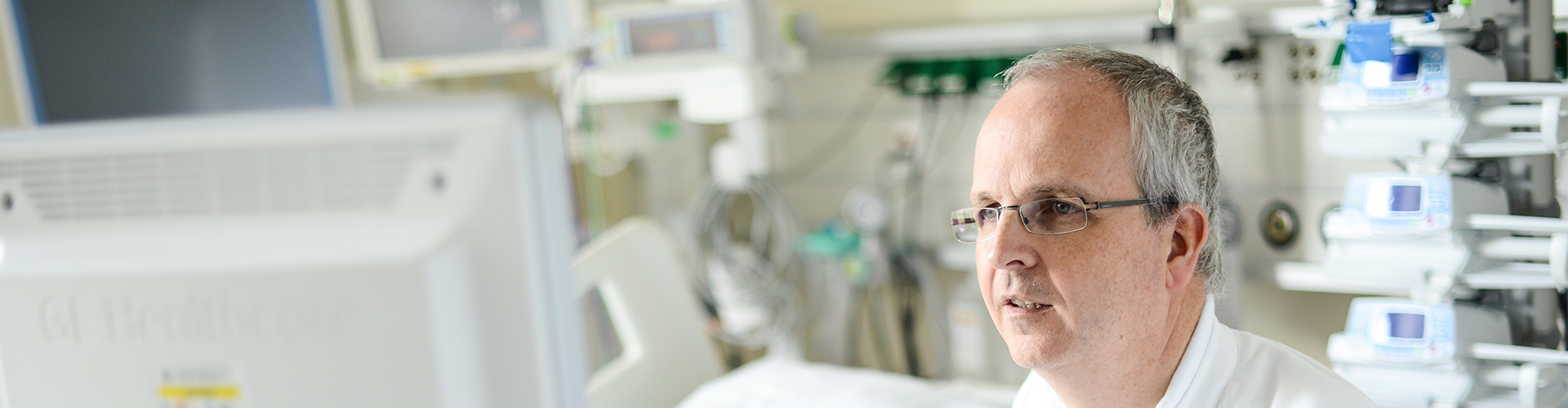 Dieses Bild zeigt Dr. Andreas Dietz bei der Arbeit an einem der Stationsinstrumente der Neurologie.
