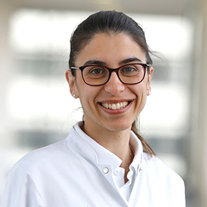 Dr. med. Anastasia Falagkari Dieses Bild zeigt ein Portrait von Frau Dr. med. Anastasia Falagkari